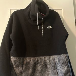 NWT The North Face pullover